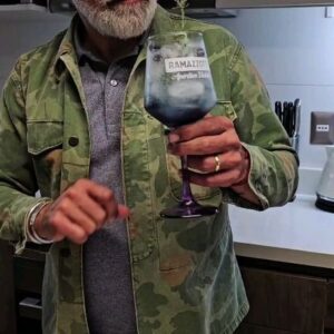 Sergi Arola Instagram - Miércoles con olor a maridaje perfecto 👏🏽 ¿Te atreves a combinar un exquisito Violetto Tonic de @ramazzotti_cl con un bocado delicioso y rápido de preparar?

Te dejo los ingredientes y la preparación de este exquisito tartaro de ventresca de salmon agri-picantes con migas de pan de centeno y nueces:

Ingredientes: 

Ventresca de salmon
Huevas de salmon
Cebolla morada picada
Ciboulette picada
Mayonesa
Salsa ponzu
Jengibre picado
Salsa Siracha
Sweet chilli
Arándanos 
Tostadas de pan de nueces y berros
Flores de cebollino

Elaboración:

Mezclar la ventresca, las huevas,  la cebolla morada, el ciboulette y los arandanos (todo bien picadito). Añadimos un poco de mayonesa y aliñamos a nuestro gusto con el jengibre rallado, el ponzu, la siracha y el sweet chilli. Emplatamos con la ayuda de un aro, recubrimos con las migas de pan de nueces y decoramos con las flores y los medios arándanos.

Para nuestro Violetto Tonic:

Servir abundante hielo en una copa, agregar 1/3 de Ramazzotti Violetto, 2/3 de Agua Tónica, arándanos y decorar con una ramita de romero 🙌🏽

#BellaLaVita