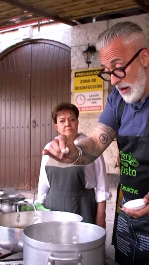 Sergi Arola Instagram - ¿Cómo lo hizo?👀👇

Sergi se la jugó y sacó alimentos de la fritura👏

#SabingoCHV ❤️