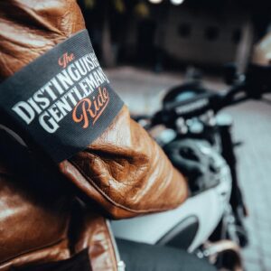Sergi Arola Instagram - Les comparto un shooting que realizamos con los estilosos @fran_laree  @sergiarola y sus atómicas motos @triumphmotorcycleschile 😮‍💨
PREVIA #DGR @gentlemanssantiago 🏍️⚡️🔥👓