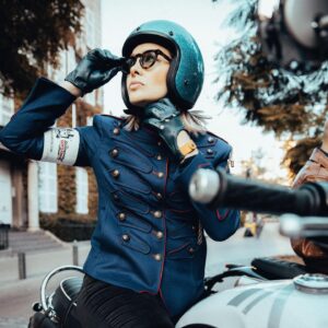 Sergi Arola Instagram - Les comparto un shooting que realizamos con los estilosos @fran_laree  @sergiarola y sus atómicas motos @triumphmotorcycleschile 😮‍💨
PREVIA #DGR @gentlemanssantiago 🏍️⚡️🔥👓