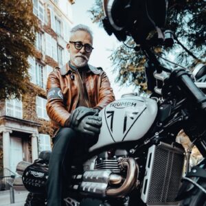 Sergi Arola Instagram - Les comparto un shooting que realizamos con los estilosos @fran_laree  @sergiarola y sus atómicas motos @triumphmotorcycleschile 😮‍💨
PREVIA #DGR @gentlemanssantiago 🏍️⚡️🔥👓