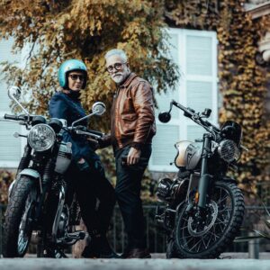 Sergi Arola Instagram - Les comparto un shooting que realizamos con los estilosos @fran_laree  @sergiarola y sus atómicas motos @triumphmotorcycleschile 😮‍💨
PREVIA #DGR @gentlemanssantiago 🏍️⚡️🔥👓