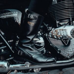 Sergi Arola Instagram - Les comparto un shooting que realizamos con los estilosos @fran_laree  @sergiarola y sus atómicas motos @triumphmotorcycleschile 😮‍💨
PREVIA #DGR @gentlemanssantiago 🏍️⚡️🔥👓