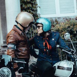 Sergi Arola Instagram - Les comparto un shooting que realizamos con los estilosos @fran_laree  @sergiarola y sus atómicas motos @triumphmotorcycleschile 😮‍💨
PREVIA #DGR @gentlemanssantiago 🏍️⚡️🔥👓