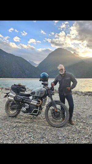 Sergi Arola Instagram - Hay algo que solo otro apasionado de las 2 ruedas entiende cuando tratas de explicar lo especial que descubrir un país a lomos de una motocicleta... feliz de iniciar esta nueva aventura para @sabingochv a lomos de la nueva #scramblerX de @officialtriumph @triumphmotorcycleschile ... solo faltas tu @fran_laree ❤️