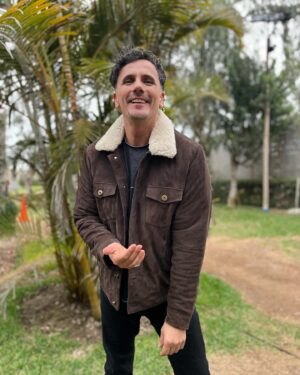 Sergio Lagos Instagram - Seguimos estando juntos amigos.
Quiero tanto contarles las buenas nuevas pero aún queda tiempo para concretar. 
Sé que será bueno y que lo disfrutaremos mucho. 
Un gran abrazo a todos por la compañía y el cariño siempre. 

📸 @marcebadilla 
🧥 @perryelliscl ☀️☀️☀️☀️☀️☀️☀️