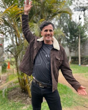 Sergio Lagos Instagram - Seguimos estando juntos amigos.
Quiero tanto contarles las buenas nuevas pero aún queda tiempo para concretar. 
Sé que será bueno y que lo disfrutaremos mucho. 
Un gran abrazo a todos por la compañía y el cariño siempre. 

📸 @marcebadilla 
🧥 @perryelliscl ☀️☀️☀️☀️☀️☀️☀️