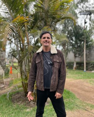 Sergio Lagos Instagram - Seguimos estando juntos amigos.
Quiero tanto contarles las buenas nuevas pero aún queda tiempo para concretar. 
Sé que será bueno y que lo disfrutaremos mucho. 
Un gran abrazo a todos por la compañía y el cariño siempre. 

📸 @marcebadilla 
🧥 @perryelliscl ☀️☀️☀️☀️☀️☀️☀️