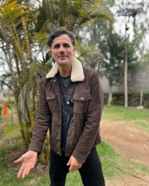Sergio Lagos Instagram - Seguimos estando juntos amigos.
Quiero tanto contarles las buenas nuevas pero aún queda tiempo para concretar. 
Sé que será bueno y que lo disfrutaremos mucho. 
Un gran abrazo a todos por la compañía y el cariño siempre. 

📸 @marcebadilla 
🧥 @perryelliscl ☀️☀️☀️☀️☀️☀️☀️