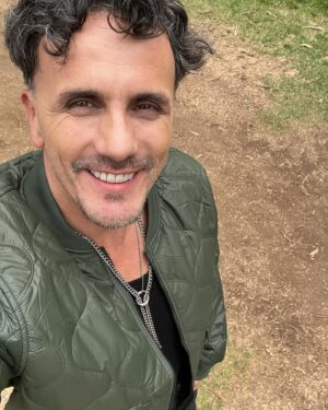 Sergio Lagos Instagram - En estos días tan tan intensos.. hoy solo puedo regalarte mis ganas, mi ánimo, mi abrazo, mis buenos deseos y todo todo mi cariño. 
Sigamos caminando juntos siempre. Siempre donde tengamos que ir.
