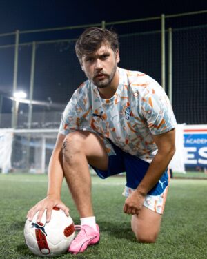 Serhan Onat Instagram - Sportmenlik ve centilmenlik ruhuyla, çok sevdiğim dostlarımla birlikte canım kardeşim @berkannkarabulut ’ un muhteşem dinamik takımıyla Puma’nın yeni Forever Faster Pack serisini sahada deneyimleme ve performansımıza olan katkısını gözlemleme şansı yakaladık. @intersporttr ile unutulmayacak bir akşamdı ve bizi rövanş için hırslandırdı ⚽️🚀 @intersporttr 
@pumaturkiye 
#ForeverFaster #işbirliği