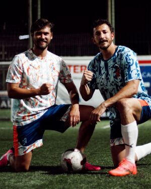 Serhan Onat Instagram - Sportmenlik ve centilmenlik ruhuyla, çok sevdiğim dostlarımla birlikte canım kardeşim @berkannkarabulut ’ un muhteşem dinamik takımıyla Puma’nın yeni Forever Faster Pack serisini sahada deneyimleme ve performansımıza olan katkısını gözlemleme şansı yakaladık. @intersporttr ile unutulmayacak bir akşamdı ve bizi rövanş için hırslandırdı ⚽️🚀 @intersporttr 
@pumaturkiye 
#ForeverFaster #işbirliği