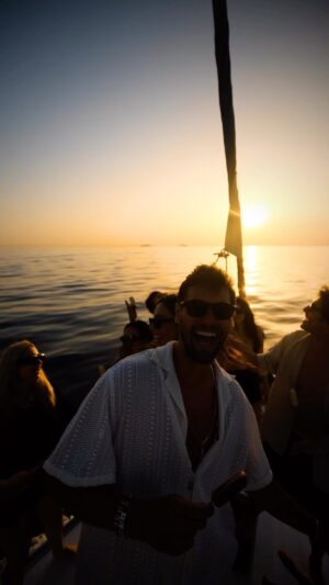 Serhan Onat Instagram - Deniz, güneş, eğlence ve arkadaşlıklar🌊☀️ Magnum’la hayata mini bir haz, yıla kısa bir yaz arası 🚤
@magnumturkiye 
#işbirliği