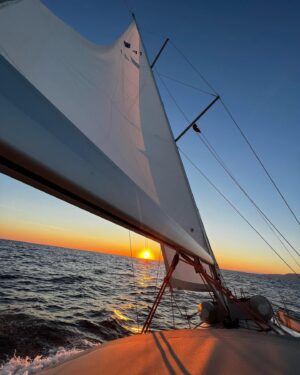 Serhan Onat Instagram - Hep gez hep keyif olmuyor :) Denizciliğin keyfi kadar zahmeti de var… Ama İstanbul’u böyle yaşamak diye bir gerçekte var… 💙⚓️⛵️