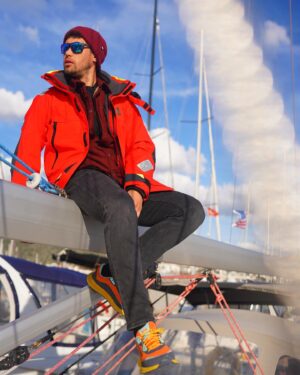Serhan Onat Instagram - İlkokul defterlerimde çizerdim, rotam çizginden hiç şaşmadı. Artık beraberiz. Durduruyoruz ve ilerliyoruz… Hoşgeldin⛵️💙⚓️ #pause 
📸: @emrecelikkan_