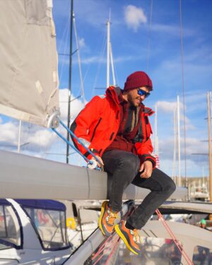 Serhan Onat Instagram - İlkokul defterlerimde çizerdim, rotam çizginden hiç şaşmadı. Artık beraberiz. Durduruyoruz ve ilerliyoruz… Hoşgeldin⛵️💙⚓️ #pause 
📸: @emrecelikkan_