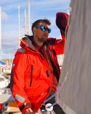 Serhan Onat Instagram - İlkokul defterlerimde çizerdim, rotam çizginden hiç şaşmadı. Artık beraberiz. Durduruyoruz ve ilerliyoruz… Hoşgeldin⛵️💙⚓️ #pause 
📸: @emrecelikkan_