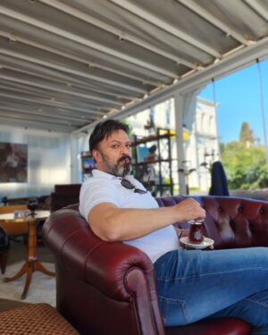 Serhat Kılıç Instagram - Hala yaz... 
Yaz geçer, iyi gelir kelimeler..