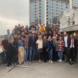 Serhat Teoman Instagram - ‘Evren hikayelerden oluşmuştur, atomlardan değil.’ 
Anlatması en güzel hikayelerdendi benim için. Böylesine zor zamanlarda Menajerimi Ara’ya elini, emeğini, sesini, nefesini büyük bir özveri ve sevgiyle koyan tüm yapım ve çekim ekibine, birlikte oynamaktan gurur duyduğum tüm meslektaşlarıma sonsuz teşekkürlerim ve sevgilerimle! 
Başka hikayelerde buluşmak üzere! 
@pablopablo23 @denizyuss @elfturg @alidemir  @slmdmrtr @bfalay @cananerguder1 @fatihartman @aysenilsamlioglu @denizcanaktasofficial @borakozge @ahseneroglu22 @semisirtikkizil @gamzek8 @yaprakmed @berankotan @bedirvebedir @busesinemiren @nazlisenem @aslimavitan @buraktozkoparan @duygusenofficial_