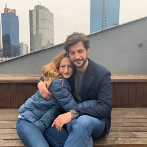 Serhat Teoman Instagram - İyi oyuncu iyi insandır. Canan da en güzel örneklerinden biri bu gerçeğin.
Yeniden sözcüklere gerek duymadan birbirimizi anladığımız ve yeni hikayeler anlatacağımız günler gelecek eminim. 
O güne kadar her zaman olduğun gibi güçlü ve güleryüzlü kal 👍🏼🙏❤️