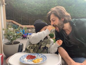 Serhat Teoman Instagram - Patates yemeyi sizden öğrenecek değiliz:) cemooooooo :)