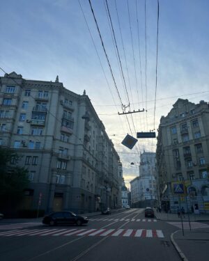 Serhiy Zhadan Instagram -      
 
-       Можеш забрати в мене трохи страху?
Бачиш, скільки його в моїх кишенях?
 
-       Звісно, я ж відчуваю його вагу,
я ж завжди забираю його у вас – упертих, скажених.
 
-       І забери цей надмір терпіння, візьми, забери.
Надто воно обтяжливе, як речі в дорозі.
 
-       Давай, заберу, я ж бачу, як воно тисне згори,
як ви ним обтяжуєтеся – похмурі, дорослі.
 
-       І ще забери мою втому, візьми її чорну межу,
її річкові вирви, її судоми.
 
-       Звісно, візьму, звісно, допоможу,
хоча і не маю стосунку до твоєї втоми.