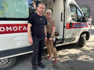 Serhiy Zhadan Instagram - Перед заняттями заскочили до наших поранених. Хлопці бадьорі, хоча місце для зустрічі і не найкраще. Дякуємо всім, хто допомагає і не лишається осторонь.

Тут - наш збір на потреби поранених бійців «Хартії».

Посилання на банку:

https://send.monobank.ua/jar/8Qr3PQYkvB