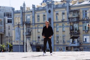 Serhiy Zhadan Instagram - Друзяки, хотів усім вам подякувати за суботній вечір. Для нас - тих, хто все це вигадав і організував - справді було важливо, аби він відбувся. А без вас не відбулося б нічого. Розумію, що іноді, час від часу, з огляду на те, що діється, нас накриває хвилею зневіра і втома, і хтось може сказати, що вся ця наша література нині не на часі. А ось бачиш вас усіх, відчуваєш ваше дихання - і це дає сили. І дає надію. Спасибі вам. Коли тепер буде наступний виступ - навіть не знаю. Але, дай Бог, усе буде.

І ще, дуже хотів подякувати фантастичній Олені Апчел за режисуру, неймовірній Гриці Ерде за анімацію, геніальному Фімі Чупахіну за музику, і супервідповідальному Володі Барченку за організацію. 

Ну, і окрема подяка Андрію Мацолі та Першій приватній броварні за чесне й надійне партнерство. Мати з вами справу - честь і задоволення.

Одне слово, всіх люблю і обіймаю. Ще побачимось.

Фото - Дар’я Синельнікова.