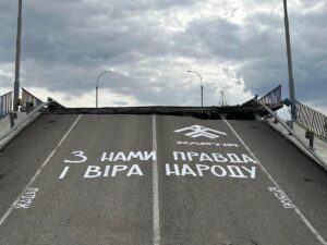 Serhiy Zhadan Instagram - Сьогодні - день народження в «батька-засновника» нашої «Хартії» Всеволода Кожем‘яка. Сєва, окрім інших позитивних якостей, має дивовижну здатність об‘єднувати довкола себе людей дієвих, енергійних і потужних. Людей, із якими не соромно рухатись уперед. Тому, друже, хай біля тебе завжди будуть ті, на кого можна покластись. «І все буде добре», як співає твій кум))) З днем народження.

На фото: Лиман. Робота Гамлета, цитата з гімну «Хартії».