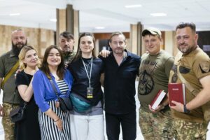 Serhiy Zhadan Instagram - Друзяки, хотів усім вам подякувати за суботній вечір. Для нас - тих, хто все це вигадав і організував - справді було важливо, аби він відбувся. А без вас не відбулося б нічого. Розумію, що іноді, час від часу, з огляду на те, що діється, нас накриває хвилею зневіра і втома, і хтось може сказати, що вся ця наша література нині не на часі. А ось бачиш вас усіх, відчуваєш ваше дихання - і це дає сили. І дає надію. Спасибі вам. Коли тепер буде наступний виступ - навіть не знаю. Але, дай Бог, усе буде.

І ще, дуже хотів подякувати фантастичній Олені Апчел за режисуру, неймовірній Гриці Ерде за анімацію, геніальному Фімі Чупахіну за музику, і супервідповідальному Володі Барченку за організацію. 

Ну, і окрема подяка Андрію Мацолі та Першій приватній броварні за чесне й надійне партнерство. Мати з вами справу - честь і задоволення.

Одне слово, всіх люблю і обіймаю. Ще побачимось.

Фото - Дар’я Синельнікова.