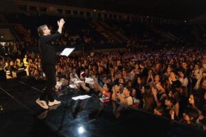Serhiy Zhadan Instagram - Друзяки, хотів усім вам подякувати за суботній вечір. Для нас - тих, хто все це вигадав і організував - справді було важливо, аби він відбувся. А без вас не відбулося б нічого. Розумію, що іноді, час від часу, з огляду на те, що діється, нас накриває хвилею зневіра і втома, і хтось може сказати, що вся ця наша література нині не на часі. А ось бачиш вас усіх, відчуваєш ваше дихання - і це дає сили. І дає надію. Спасибі вам. Коли тепер буде наступний виступ - навіть не знаю. Але, дай Бог, усе буде.

І ще, дуже хотів подякувати фантастичній Олені Апчел за режисуру, неймовірній Гриці Ерде за анімацію, геніальному Фімі Чупахіну за музику, і супервідповідальному Володі Барченку за організацію. 

Ну, і окрема подяка Андрію Мацолі та Першій приватній броварні за чесне й надійне партнерство. Мати з вами справу - честь і задоволення.

Одне слово, всіх люблю і обіймаю. Ще побачимось.

Фото - Дар’я Синельнікова.