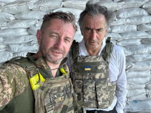 Serhiy Zhadan Instagram - До «Хартії» завітав Бернар-Анрі Леві - філософ, письменник та режисер, людина, яка багато робить для того, аби світ не забував про Україну, знається на реаліях і не втомлюється фіксувати злочини росіян у цій війні. Побував на позиціях, поговорили з бійцями про майбутню оборонну концепцію нашої країни, про Схід і Захід, про війну і мир. 

Друже, дякуємо за допомогу, чекаємо знову в гості і сподіваємось на фільм про нашу бригаду)
