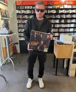 Serhiy Zhadan Instagram - За найскладніших обставин і найтемніших часів нас тримають моральні орієнтири та етичні маркери.

До речі, що слухаєте?