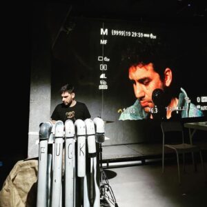 Serkan Rutkay Ayıköz Instagram - Sene 2010 sınıf T1 , birbirimizi tanıdık, yoldaş, kardeş, kavuklu, pişekar bazen de bebe ruhi olduk. Vazgeçmedik oynamaktan, bu da bizi  çoğu zaman bağladı galiba “yetişkin” hayata. Aradan zamanlar geçti, dünyalar değişti, resimler karardı, insanlar azaldı ama biz kaldık aynı hevesle. Sonra 2 sene evvel @t1yapim_sanat ı kurduk. Artık bir tiyatromuz var. İlk oyunu da bu yukarıda gördüğünüz Mahkumlardı. Veda ettik oyunumuza yolda yeni hikayeler aramaya çıktık. Hayırlı Cumalara gittik döneceğiz gibi düşününüz. İyi ki varsınız ekip. Seviyorum sizi fazlaca🌹