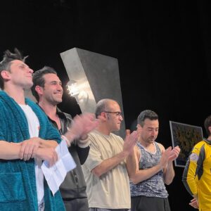 Serkan Rutkay Ayıköz Instagram - Sene 2010 sınıf T1 , birbirimizi tanıdık, yoldaş, kardeş, kavuklu, pişekar bazen de bebe ruhi olduk. Vazgeçmedik oynamaktan, bu da bizi  çoğu zaman bağladı galiba “yetişkin” hayata. Aradan zamanlar geçti, dünyalar değişti, resimler karardı, insanlar azaldı ama biz kaldık aynı hevesle. Sonra 2 sene evvel @t1yapim_sanat ı kurduk. Artık bir tiyatromuz var. İlk oyunu da bu yukarıda gördüğünüz Mahkumlardı. Veda ettik oyunumuza yolda yeni hikayeler aramaya çıktık. Hayırlı Cumalara gittik döneceğiz gibi düşününüz. İyi ki varsınız ekip. Seviyorum sizi fazlaca🌹