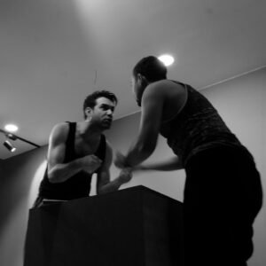 Serkan Rutkay Ayıköz Instagram - Sene 2010 sınıf T1 , birbirimizi tanıdık, yoldaş, kardeş, kavuklu, pişekar bazen de bebe ruhi olduk. Vazgeçmedik oynamaktan, bu da bizi  çoğu zaman bağladı galiba “yetişkin” hayata. Aradan zamanlar geçti, dünyalar değişti, resimler karardı, insanlar azaldı ama biz kaldık aynı hevesle. Sonra 2 sene evvel @t1yapim_sanat ı kurduk. Artık bir tiyatromuz var. İlk oyunu da bu yukarıda gördüğünüz Mahkumlardı. Veda ettik oyunumuza yolda yeni hikayeler aramaya çıktık. Hayırlı Cumalara gittik döneceğiz gibi düşününüz. İyi ki varsınız ekip. Seviyorum sizi fazlaca🌹