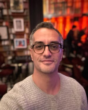 Serkan Rutkay Ayıköz Instagram - Artık bir (Karşınızda) Yalnız Kadın dump ı paylaşmanın vakti gelmişti. Koşuşturmaktan / yetiştirmeye çalışmaktan vakit bulamadık gerçekten. Yönetmekten,dünyasını kurmaktan müthiş keyif aldığım bir oyun oldu. Nefis bir süreçti, dahil olan herkese kocaman kalp ama en çok 3 oyun 1 dizi programına rağmen deli disipliniyle bu oyunu çıkaran canım @senay_gurler e. Daha nice nice oyunlara canlarımmmmm ❤️❤️❤️ @karsinizdayalnizkadin @t1yapim_sanat @pmryapm