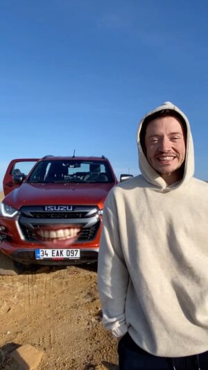 Serkan Şenalp Instagram - Tatildeki en iyi yol arkadaşımız @isuzudmaxtr #reels #4x4 #offroad #işbirliği