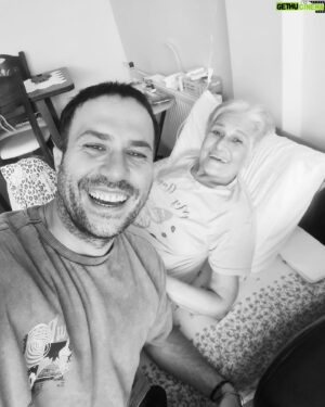 Sertan Erkaçan Instagram - CANIM TEYZEM! Anne yarım!! Ben seni hep bu gülüşünle hatırlayacağım! Ranzada altlı üstlü yatışımızla, şakalarımızla, gülüşmelerimizle, okey masasında hiç okeyi elinde tutamayıp atışınla… Son görüşmemizde iyi olacağım inşallah dedin, çok da savaştın! Şimdi biricik annenin, anneanneciğimin kucağına gidiyorsun tekrar. Bize gülerek bakmaya devam et, çünkü gülmek sana her halinde hep çok yakıştı. Güzelim benimmmm!!! Mekanın cennet olsun!!!