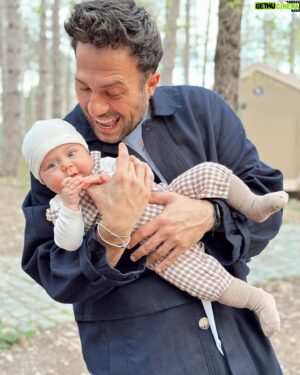 Sertan Erkaçan Instagram - Bana bu günü yaşama fırsatı verdiğin için ne kadar şükretsem az Dünya’m 🙏
Teşekkürler…
Öncelikle sayende kendimin 😂, sonrasında babamın ve tüm babaların babalar günü kutlu olsun ☺️
Not: Dünya’cığım sıralı paylaşımlardaki son videoda senin üstüne birazcık oynamış olabilirim ama artık kusura bakmayacaksın! Bugün ben sana 50 sene sonra sen bana 😂
#dünyanınhalleri
#babalargünü