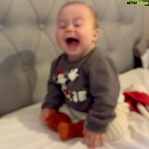 Sertan Erkaçan Instagram - Bana bu günü yaşama fırsatı verdiğin için ne kadar şükretsem az Dünya’m 🙏
Teşekkürler…
Öncelikle sayende kendimin 😂, sonrasında babamın ve tüm babaların babalar günü kutlu olsun ☺️
Not: Dünya’cığım sıralı paylaşımlardaki son videoda senin üstüne birazcık oynamış olabilirim ama artık kusura bakmayacaksın! Bugün ben sana 50 sene sonra sen bana 😂
#dünyanınhalleri
#babalargünü