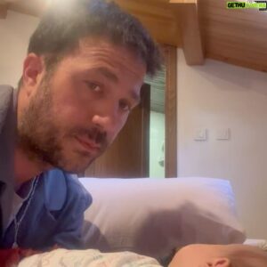 Sertan Erkaçan Instagram - Bana bu günü yaşama fırsatı verdiğin için ne kadar şükretsem az Dünya’m 🙏
Teşekkürler…
Öncelikle sayende kendimin 😂, sonrasında babamın ve tüm babaların babalar günü kutlu olsun ☺️
Not: Dünya’cığım sıralı paylaşımlardaki son videoda senin üstüne birazcık oynamış olabilirim ama artık kusura bakmayacaksın! Bugün ben sana 50 sene sonra sen bana 😂
#dünyanınhalleri
#babalargünü