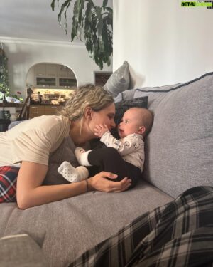 Sertan Erkaçan Instagram - Sanki hiç ilk değilmiş gibi yakıştı annelik sana! Sen çok sevdin bu işi, belliydi de zaten! O yüzden çoook kutlu olsun Anneler günün Hanım☺️ Benden sonra gerçi Dünya daha kolay gelmiştir sana ama olsun 😂 İyi ki varsın ❤️ Seni Seviyoruz 🌎