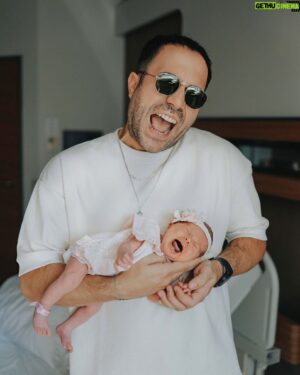 Sertan Erkaçan Instagram - Bugün 60 gün oldu. Bundan tam 60 gün önce söylenecek çok şey var demiştim ama anladım ki seninle ilgili söylenecek şeyler hiç bitmeyecek, cümleler de hep eklenerek büyüyecek…
İyi ki girdin hayatımıza…İyi ki geldin Dünya’m…
Hiçbir şeyin sözünü veremem sana ama bu fotoğraf burda dursun ki tek bir sözüm olsun…Fotoğraf da kanıtı.
Sözüm söz, birlikte çoook eğleneceğiz dostum 🥳😎😍😇🎂😱😭😜🤪
Not: Şu gaz mevzusunu ne zaman çözeriz müdür? 😂
#dünyanınhalleri