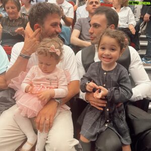 Sertan Erkaçan Instagram - İlk gösteri dump 😂 
 Hazırlandı, ablalarının arasına karıştı, selam sırasına girdi, gösterisini izledi, anasının kızı oldu, en yakın arkadaşıyla 20 sene sonra tekrarlayacağı pozu verdi😎
Tebrikler @meliserkacan yine döktürmüşsünüz 😎
Tam bir anasının kızı! Belli oldu 😂