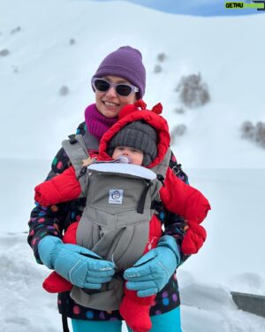Sertan Erkaçan Instagram - Sanki hiç ilk değilmiş gibi yakıştı annelik sana! Sen çok sevdin bu işi, belliydi de zaten! O yüzden çoook kutlu olsun Anneler günün Hanım☺️ Benden sonra gerçi Dünya daha kolay gelmiştir sana ama olsun 😂 İyi ki varsın ❤️ Seni Seviyoruz 🌎