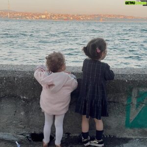 Sertan Erkaçan Instagram - İlk gösteri dump 😂 
 Hazırlandı, ablalarının arasına karıştı, selam sırasına girdi, gösterisini izledi, anasının kızı oldu, en yakın arkadaşıyla 20 sene sonra tekrarlayacağı pozu verdi😎
Tebrikler @meliserkacan yine döktürmüşsünüz 😎
Tam bir anasının kızı! Belli oldu 😂