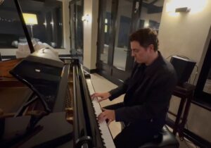 Seth MacFarlane Instagram - Heard this song at a restaurant tonight and now it’s an earworm