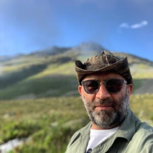 Şevket Çoruh Instagram - Mutluluk bir dağ yolu gibidir. Bakarsın tepelere tırmanır, sonra bir bakarsın, aşağı iner. Tek başına nedir insan? Ama başkalarıyla birleşirse dağları devirebilir. Bizim şu güzel, şu yaşanası dünyamız böyle işte. Cengiz Aytmatov