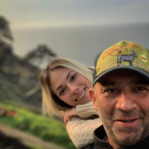 Şevket Çoruh Instagram - Biz gülünce güzeliz